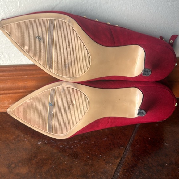 Women’s Elle brand red suede 3inch heels with gold studs. Size 8.5 worn once - Picture 5 of 6